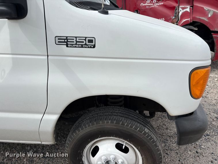 image for item YA1873 2005 Ford E350 box truck