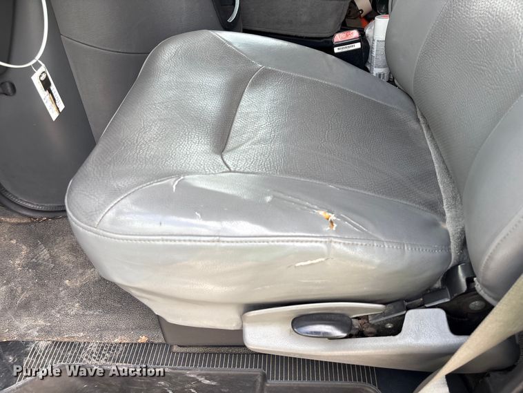 image for item YA1873 2005 Ford E350 box truck