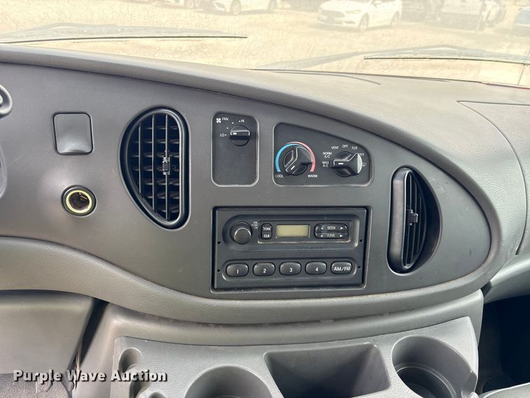 image for item YA1873 2005 Ford E350 box truck