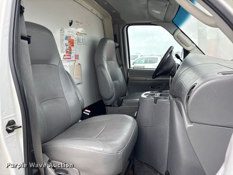 image for item YA1873 2005 Ford E350 box truck