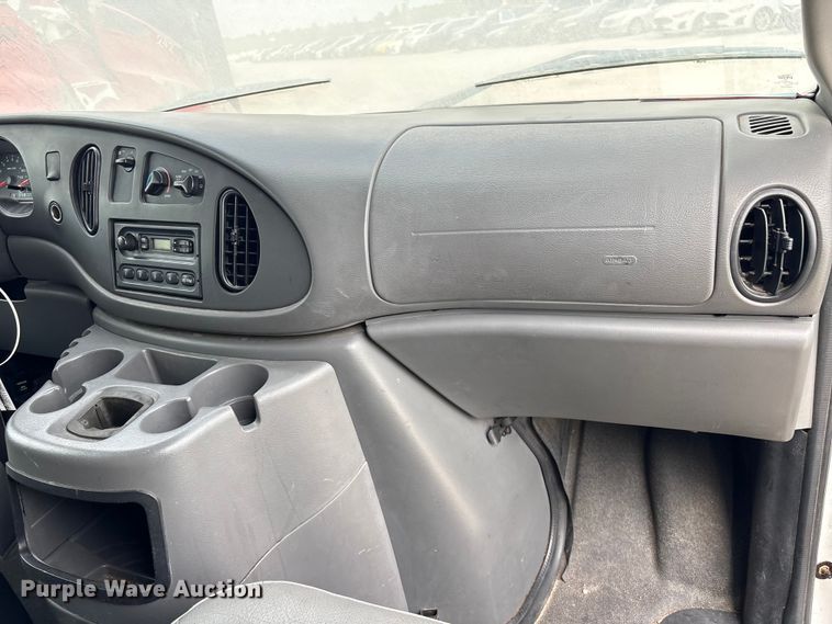 image for item YA1873 2005 Ford E350 box truck