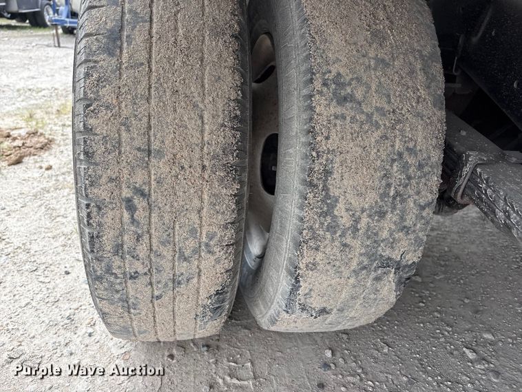 image for item YA1873 2005 Ford E350 box truck