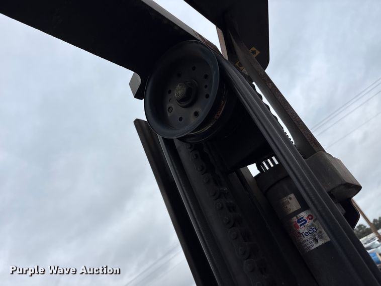 image for item YA2692 2004 Nissan F04B40V forklift