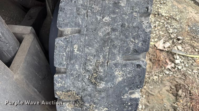 image for item YA2692 2004 Nissan F04B40V forklift