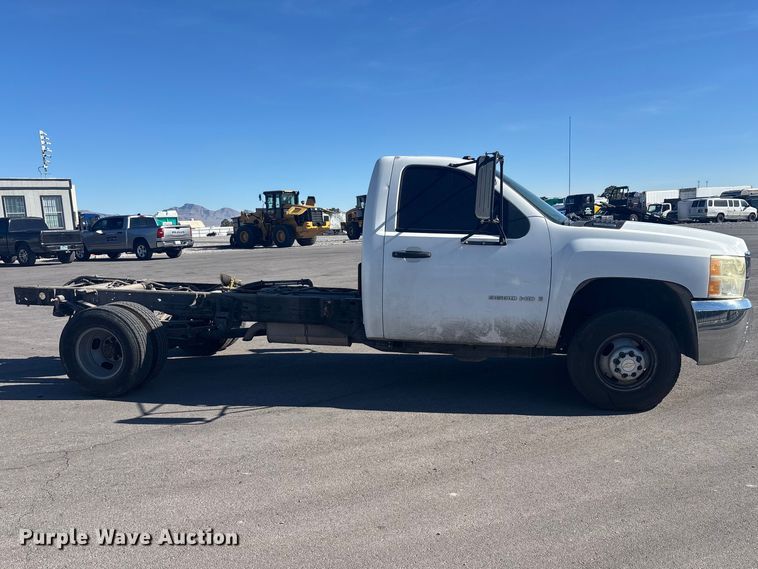 image for item YA2721 2007 Chevrolet Silverado 3500HD pickup truck cab and chassis