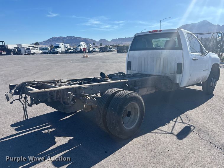 image for item YA2721 2007 Chevrolet Silverado 3500HD pickup truck cab and chassis