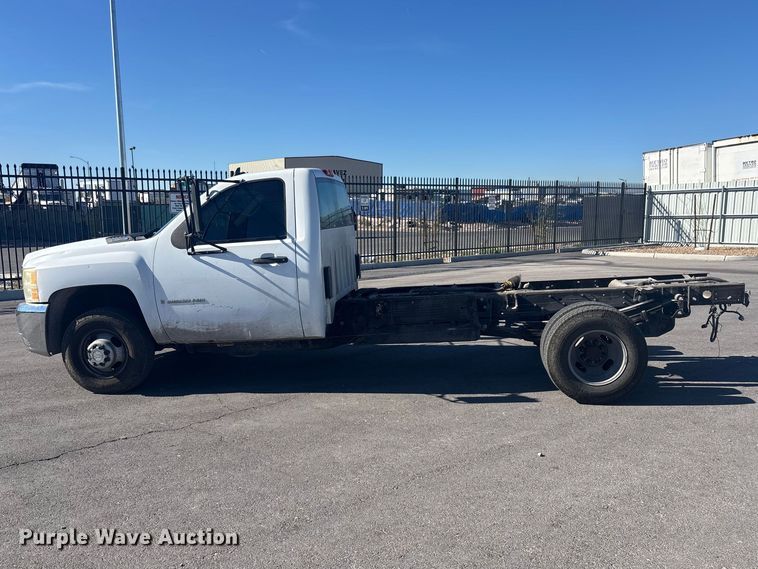 image for item YA2721 2007 Chevrolet Silverado 3500HD pickup truck cab and chassis