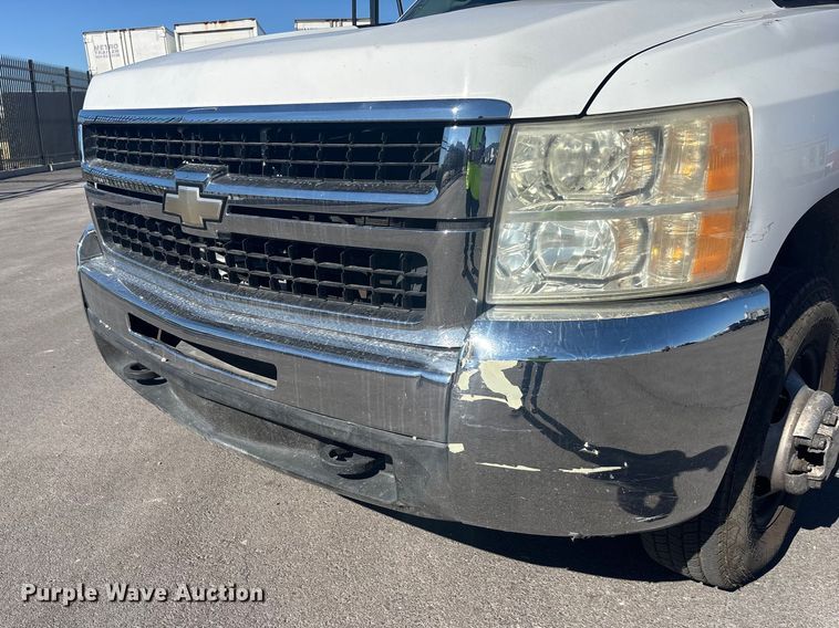 image for item YA2721 2007 Chevrolet Silverado 3500HD pickup truck cab and chassis