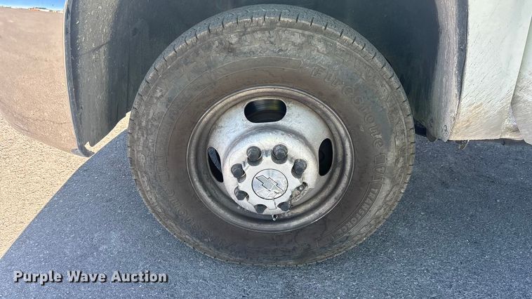 image for item YA2721 2007 Chevrolet Silverado 3500HD pickup truck cab and chassis