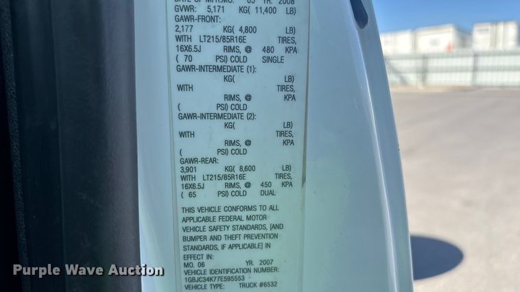 image for item YA2721 2007 Chevrolet Silverado 3500HD pickup truck cab and chassis