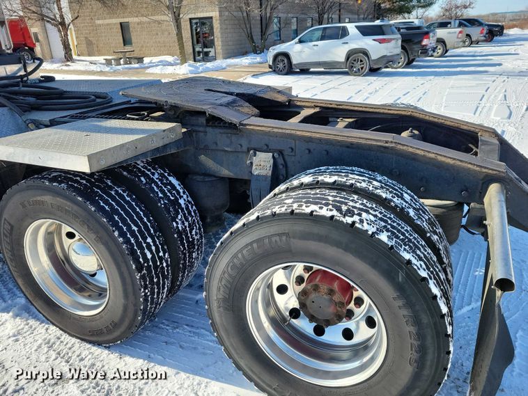 image for item EA2815 2005 Peterbilt 379 semi truck