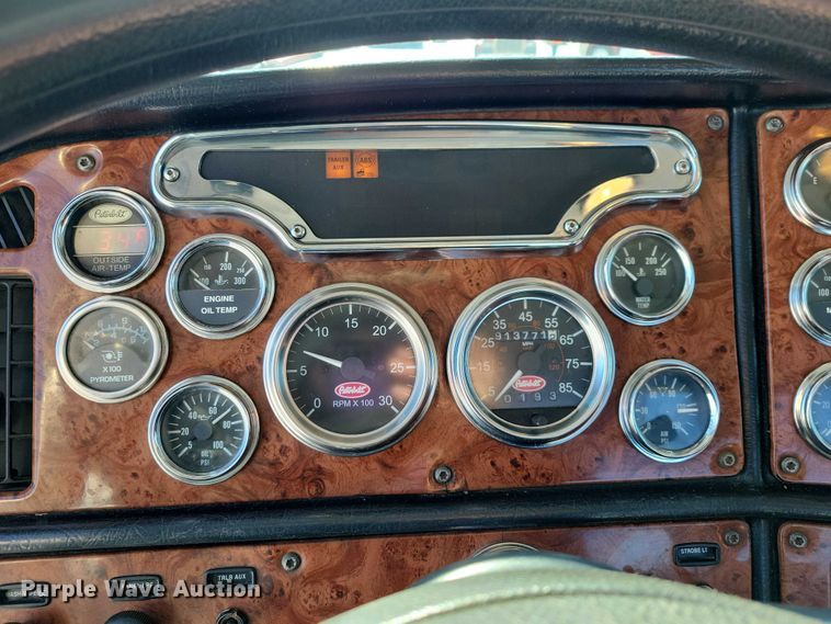image for item EA2815 2005 Peterbilt 379 semi truck