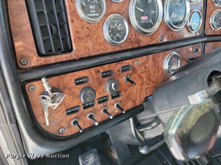 image for item EA2815 2005 Peterbilt 379 semi truck