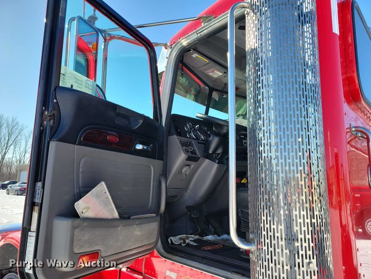 image for item EA2816 2019 Peterbilt 389 semi truck