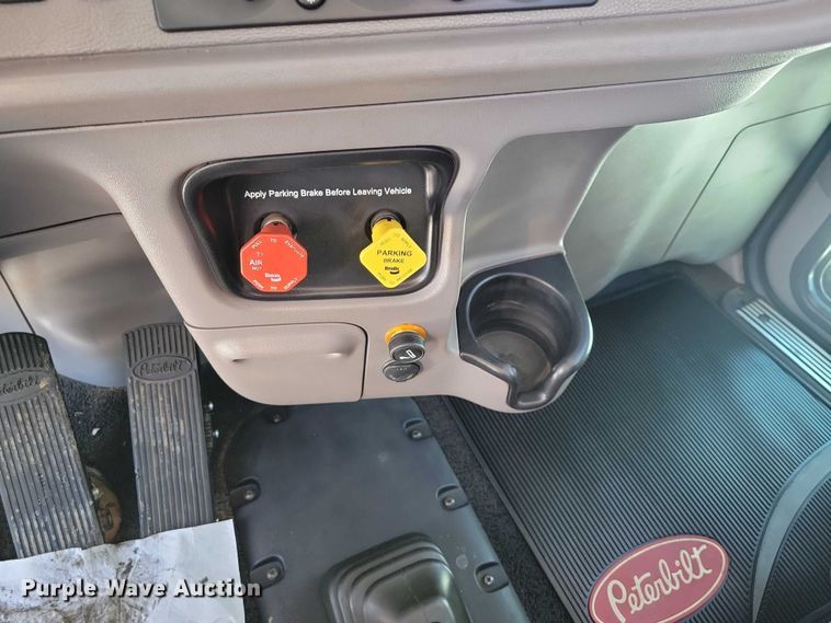 image for item EA2816 2019 Peterbilt 389 semi truck