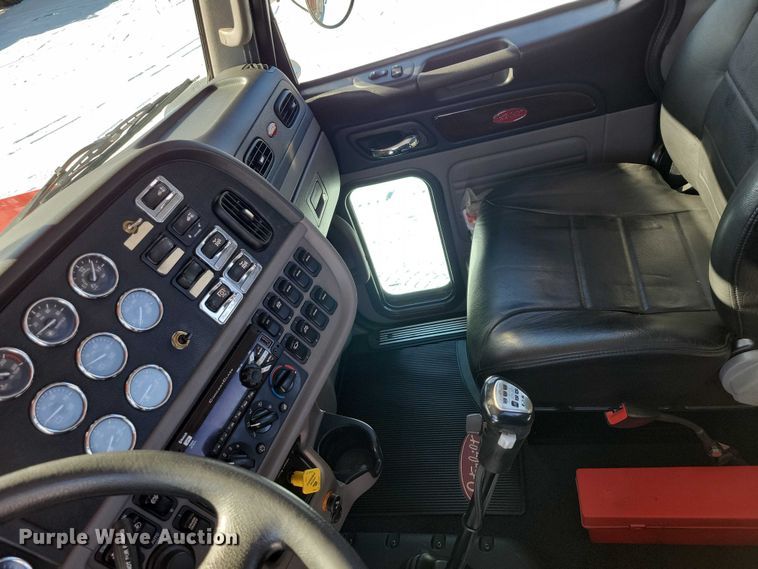 image for item EA2816 2019 Peterbilt 389 semi truck