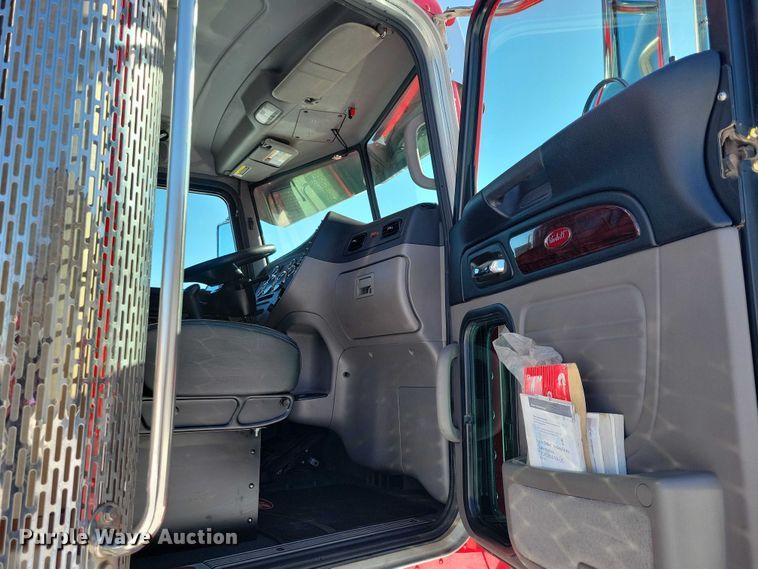 image for item EA2816 2019 Peterbilt 389 semi truck