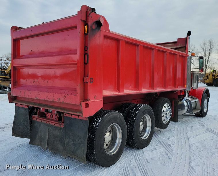 image for item EA2819 2005 Peterbilt 379 dump truck