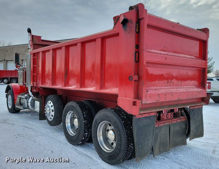 image for item EA2819 2005 Peterbilt 379 dump truck
