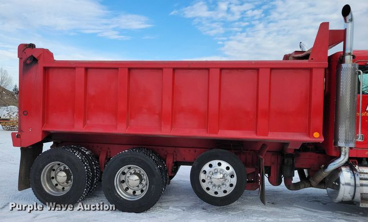 image for item EA2819 2005 Peterbilt 379 dump truck