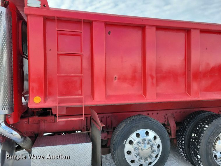 image for item EA2819 2005 Peterbilt 379 dump truck