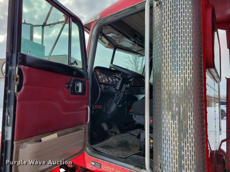 image for item EA2819 2005 Peterbilt 379 dump truck