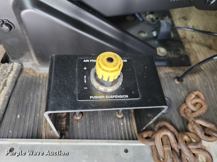 image for item EA2819 2005 Peterbilt 379 dump truck