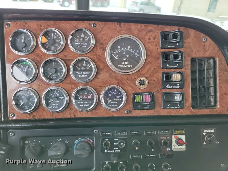 image for item EA2819 2005 Peterbilt 379 dump truck