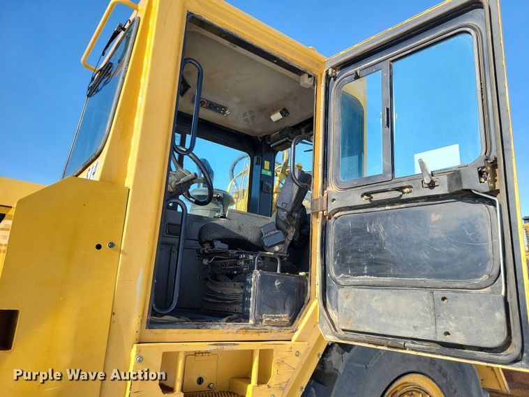 image for item EA2821 2006 Caterpillar 627G conventional scraper 