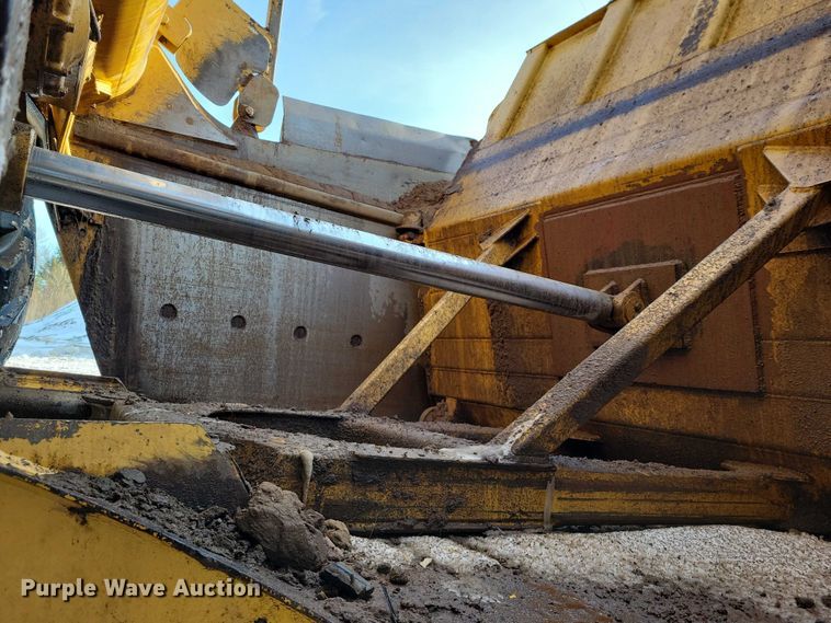 image for item EA2823 2006 Caterpillar 627G conventional scraper 