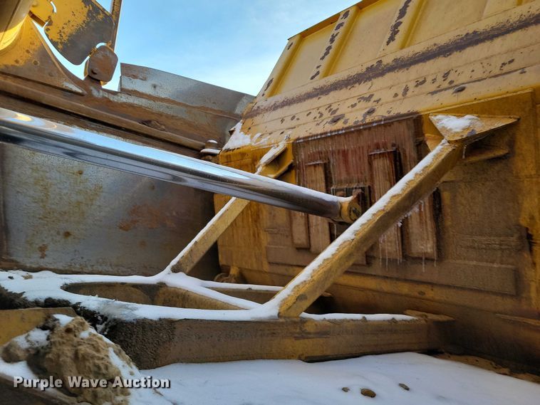 image for item EA2824 2005 Caterpillar 627G conventional scraper 