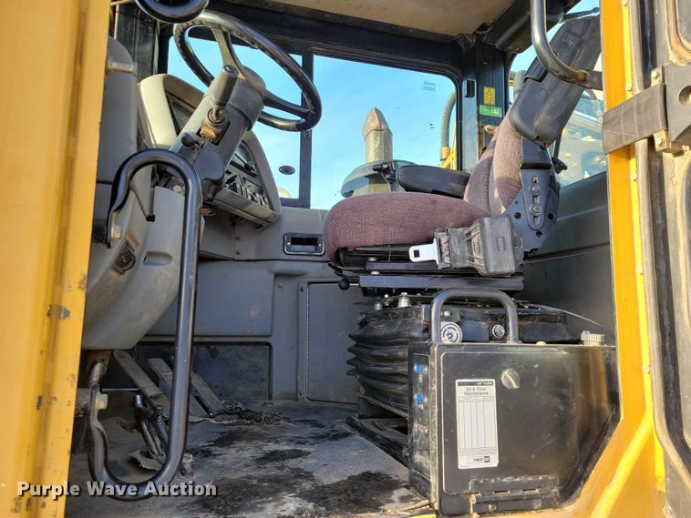 image for item EA2824 2005 Caterpillar 627G conventional scraper 