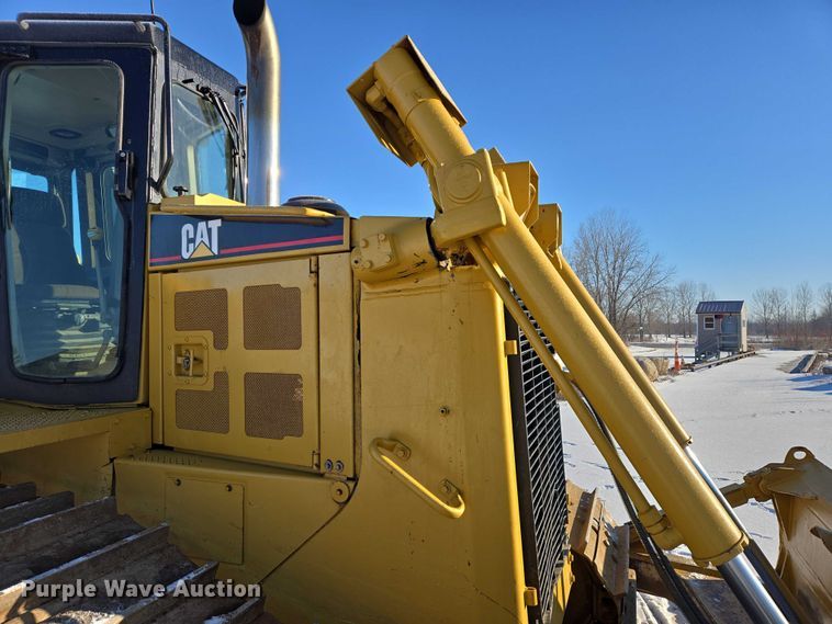 image for item EB1272 1998 Caterpillar D6R LGP dozer