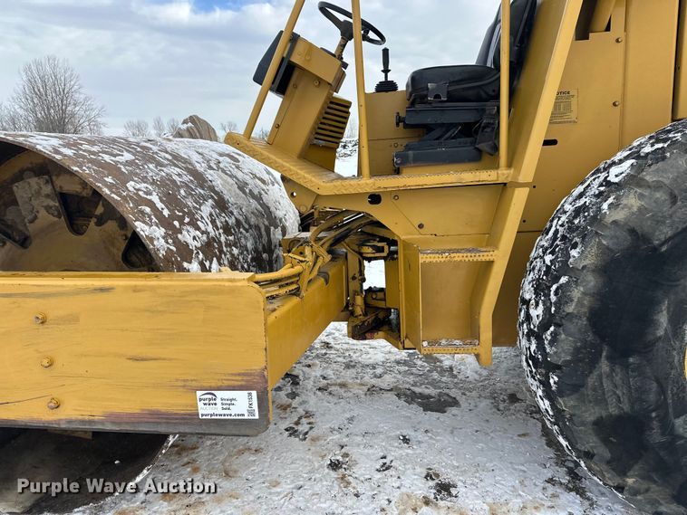 image for item FK1538 1994 Caterpillar CS563 single drum vibratory roller