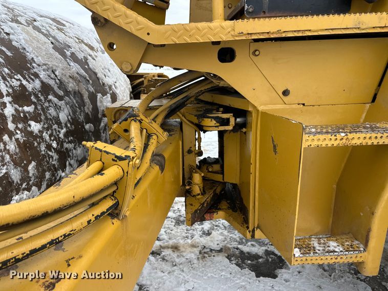 image for item FK1538 1994 Caterpillar CS563 single drum vibratory roller