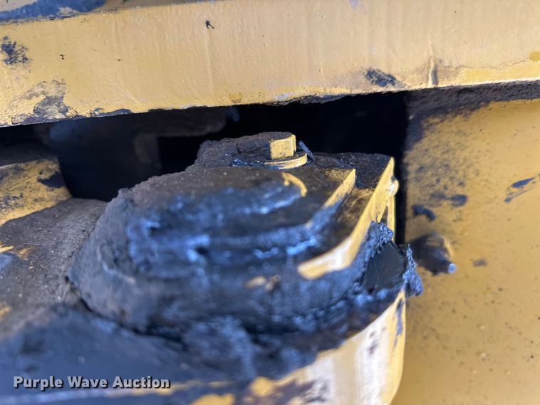 image for item FK1538 1994 Caterpillar CS563 single drum vibratory roller