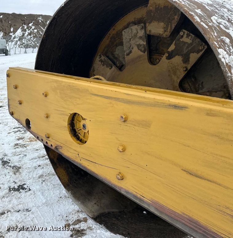 image for item FK1538 1994 Caterpillar CS563 single drum vibratory roller