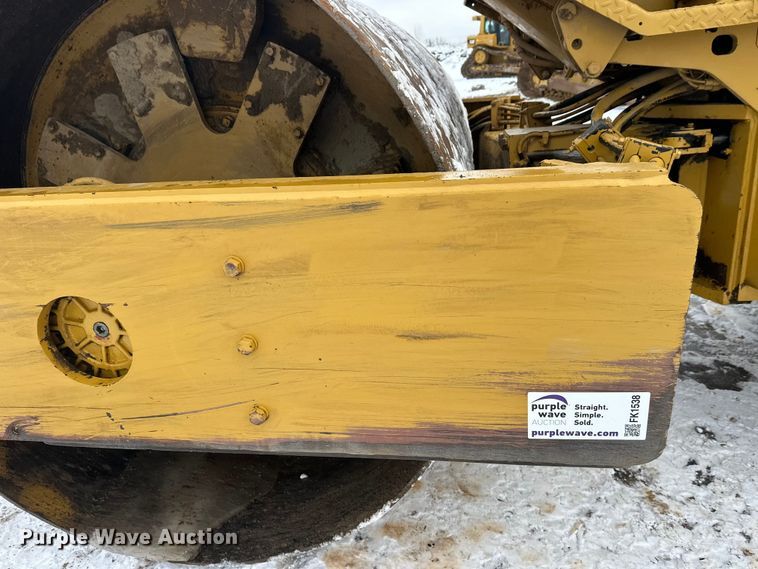 image for item FK1538 1994 Caterpillar CS563 single drum vibratory roller