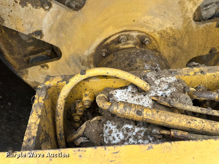 image for item FK1538 1994 Caterpillar CS563 single drum vibratory roller