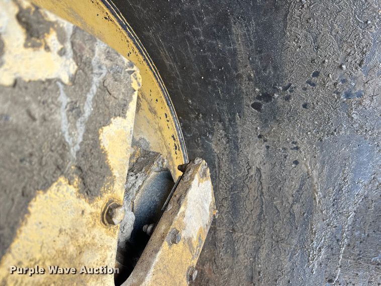 image for item FK1538 1994 Caterpillar CS563 single drum vibratory roller