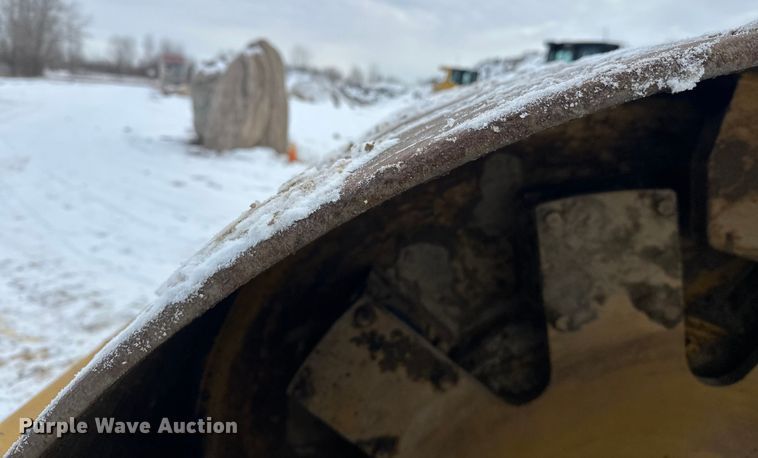 image for item FK1538 1994 Caterpillar CS563 single drum vibratory roller