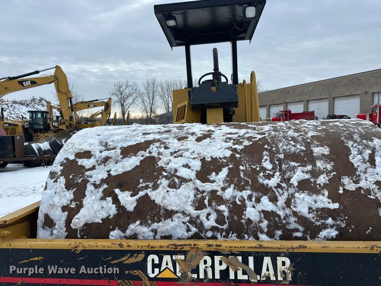 image for item FK1538 1994 Caterpillar CS563 single drum vibratory roller