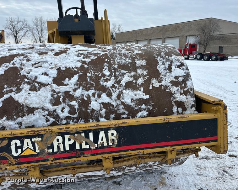 image for item FK1538 1994 Caterpillar CS563 single drum vibratory roller