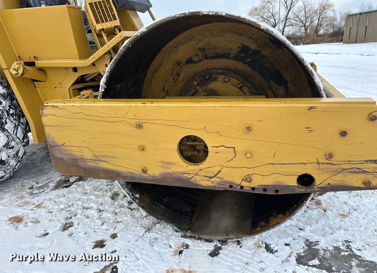 image for item FK1538 1994 Caterpillar CS563 single drum vibratory roller