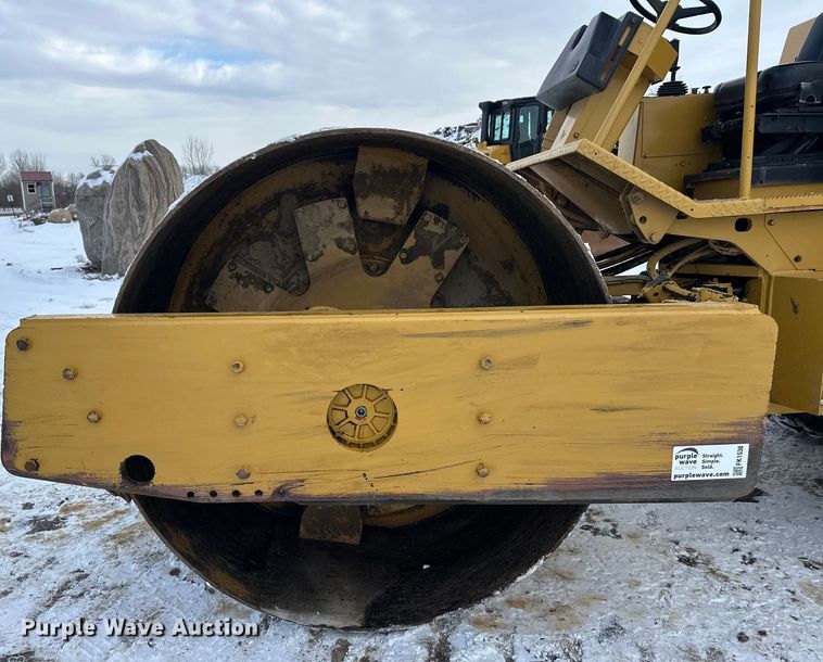image for item FK1538 1994 Caterpillar CS563 single drum vibratory roller