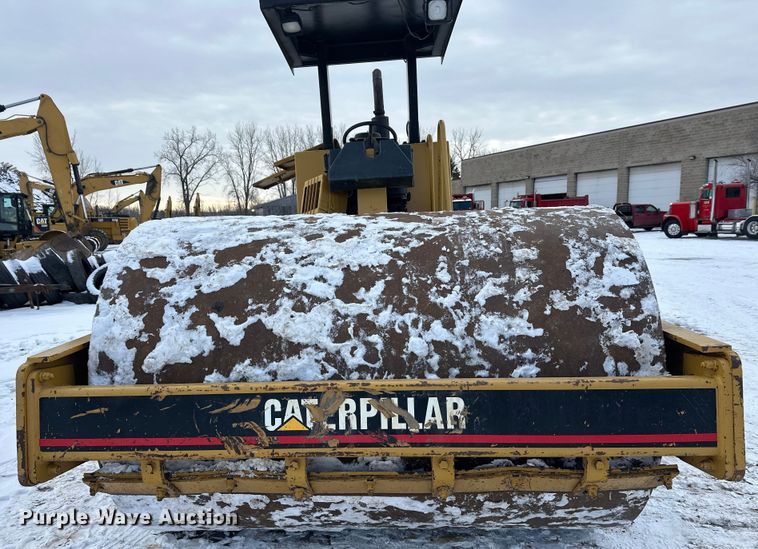 image for item FK1538 1994 Caterpillar CS563 single drum vibratory roller