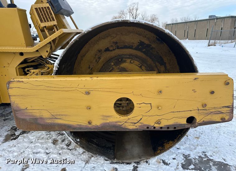 image for item FK1538 1994 Caterpillar CS563 single drum vibratory roller