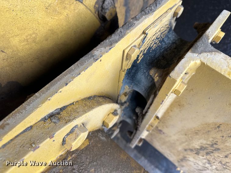 image for item FK1538 1994 Caterpillar CS563 single drum vibratory roller