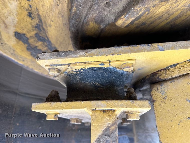 image for item FK1538 1994 Caterpillar CS563 single drum vibratory roller