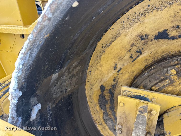 image for item FK1538 1994 Caterpillar CS563 single drum vibratory roller